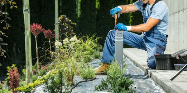 10 pomysłów na stylowe lampy ogrodowe, które zmienią Twoją przestrzeń na zewnątrz